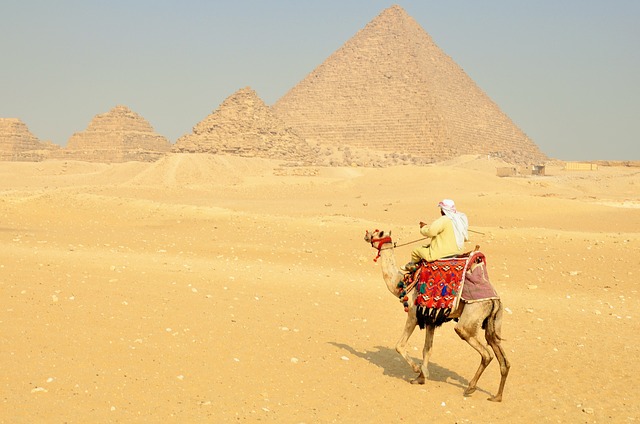 Het eerste wereldwonder uit de oudheid: de Piramide van Cheops, aan de rand van de Egyptische hoofdstad